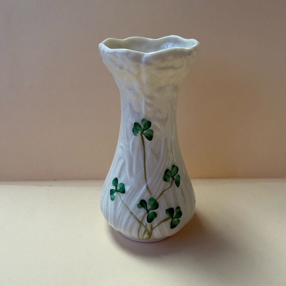 Belleek Classic Daisy Toy Spill Vase with Green Clover Design. - Picture 3 of 10